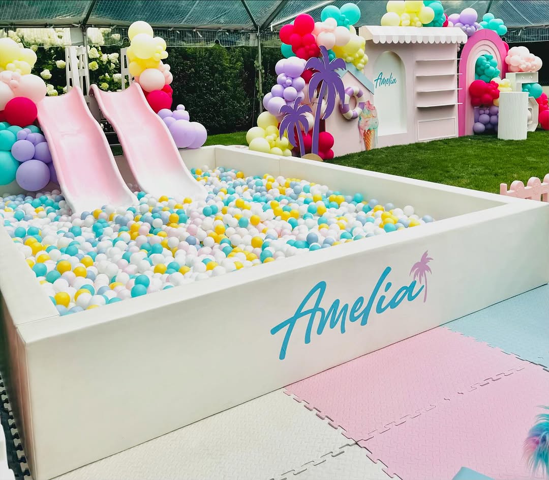 Lubang bola putih besar dengan warna dan ukuran yang disesuaikan dengan slide ganda