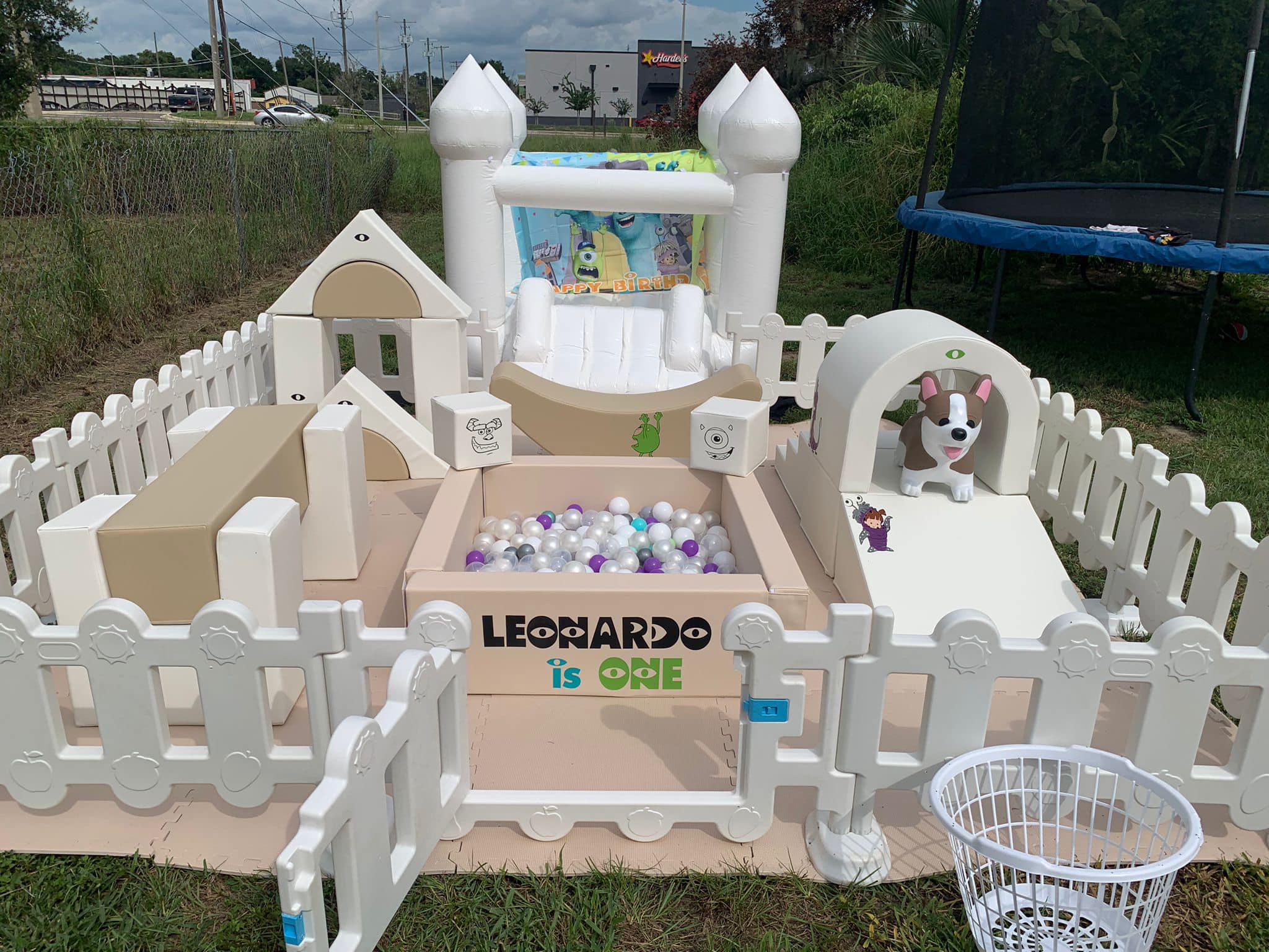 Nieuw design en commerci&euml;le softplay-apparatuur met witbruin thema voor feestverhuur