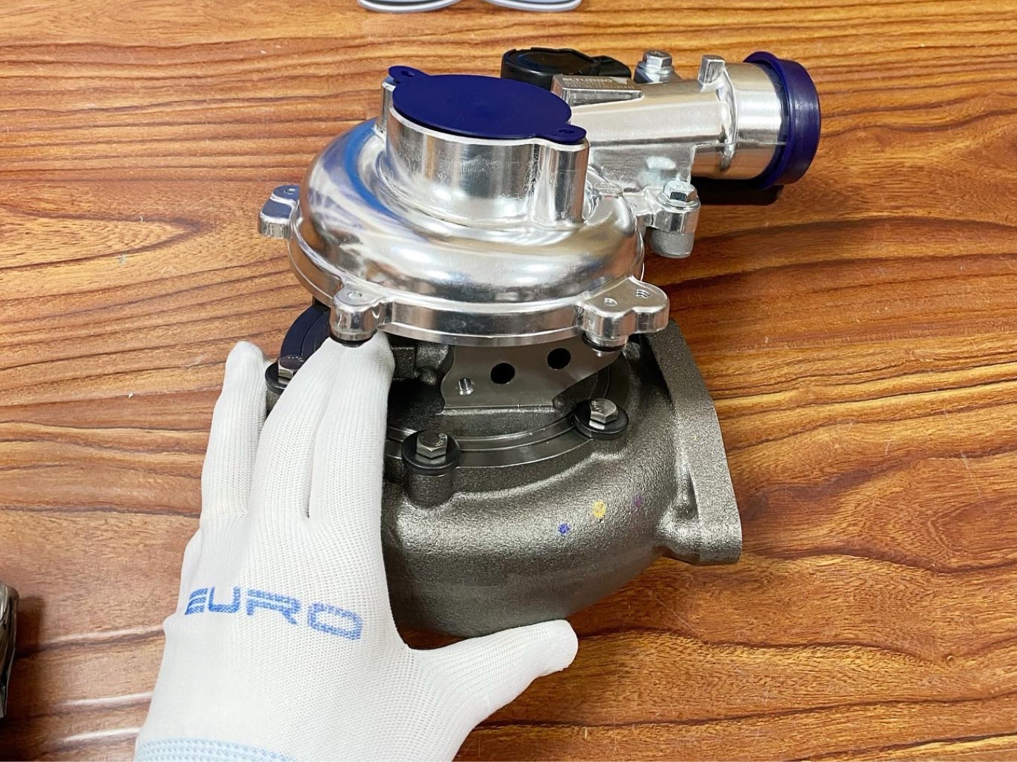 montaż turbosprężarki na powierzchni drewnianej, podkreślając wsp&oacute;łpracę turbiny