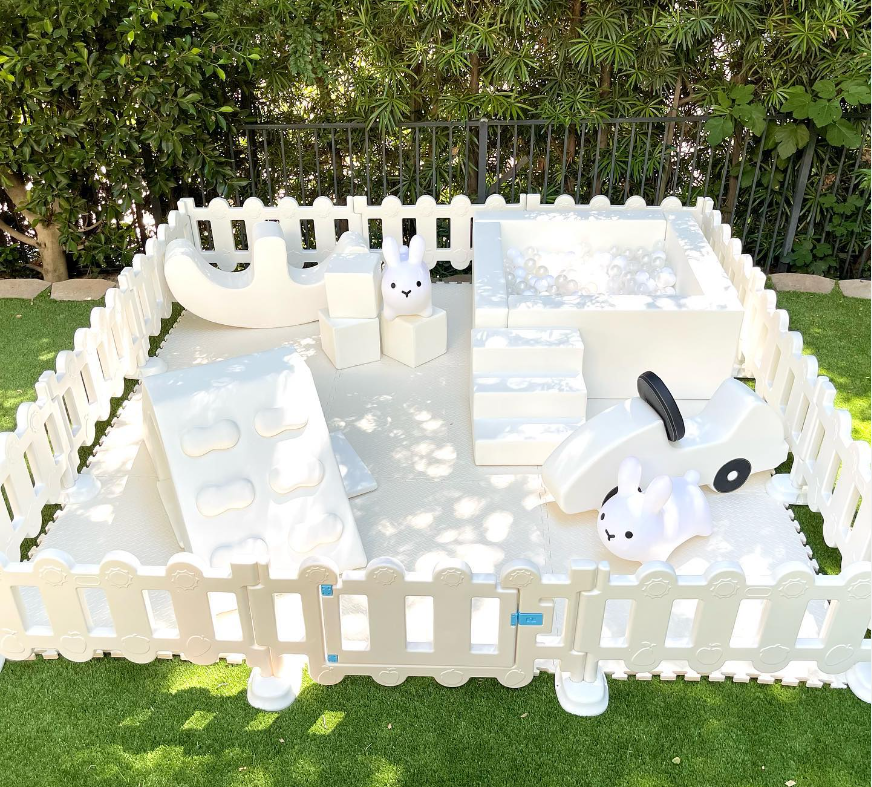 zona de lazer macia e luxuosa toda branca