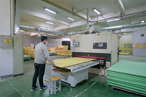 Close-up van het productieproces van UNION P60 PVC-schuimextrusie