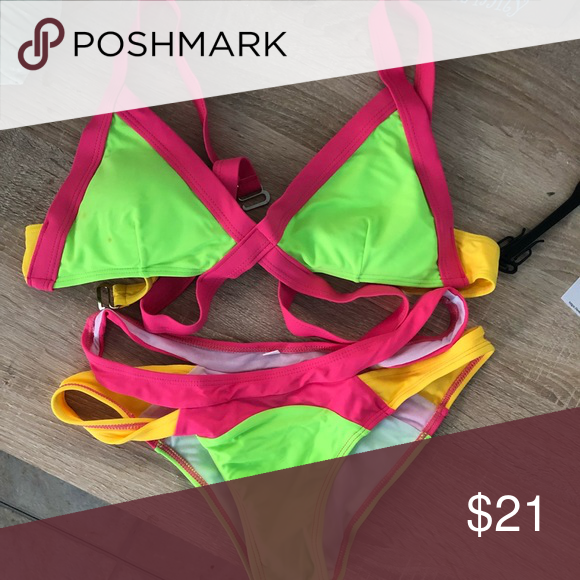Ano ang Matingkad na Kulay na Swimwear?