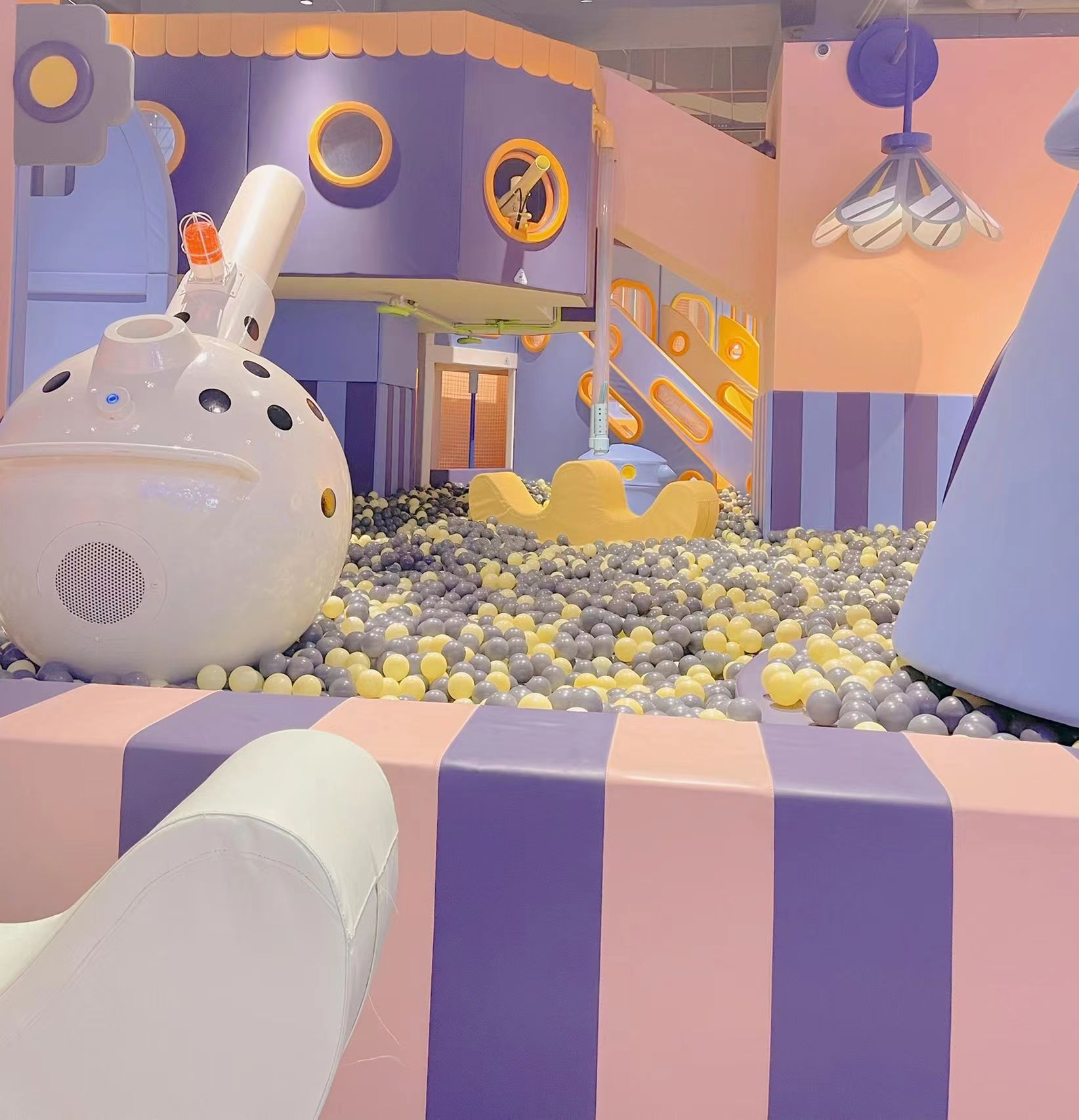Indoor-Spielplatz mit Bällebad und Rutschen. Kommerzielle Kinderspielgeräte