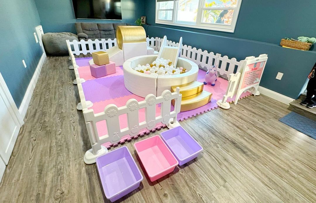 Scale con palline dorate per area giochi per bambini, tappetini viola, set da gioco per bambini