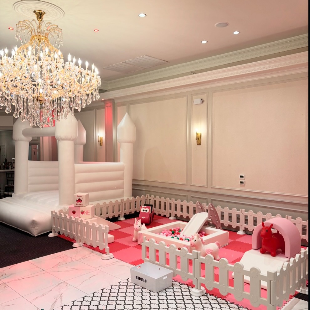 Peralatan Bermain Dalam Ruangan Lembut Yang Menghibur Ruang Keamanan Putih Dan Merah Muda Untuk Bermain Anak