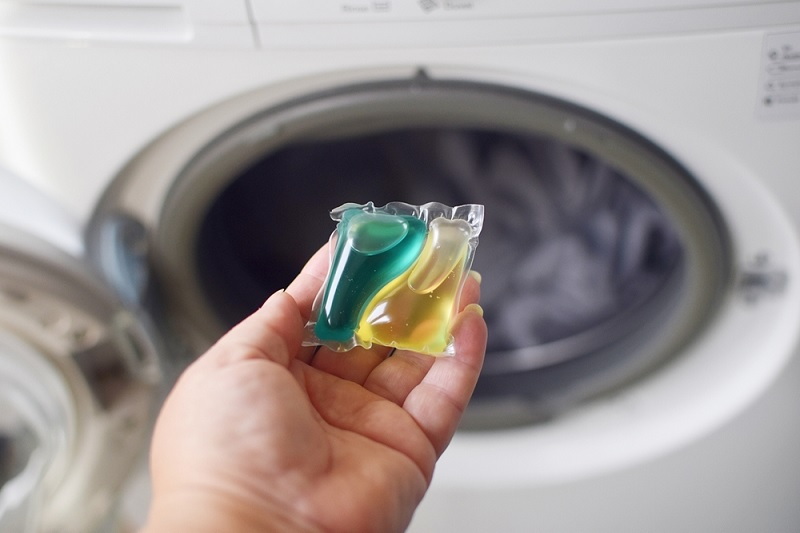 Is It Cheaper To Use Laundry Detergent Pods È più economico usare i detersivi per bucato in cialde
