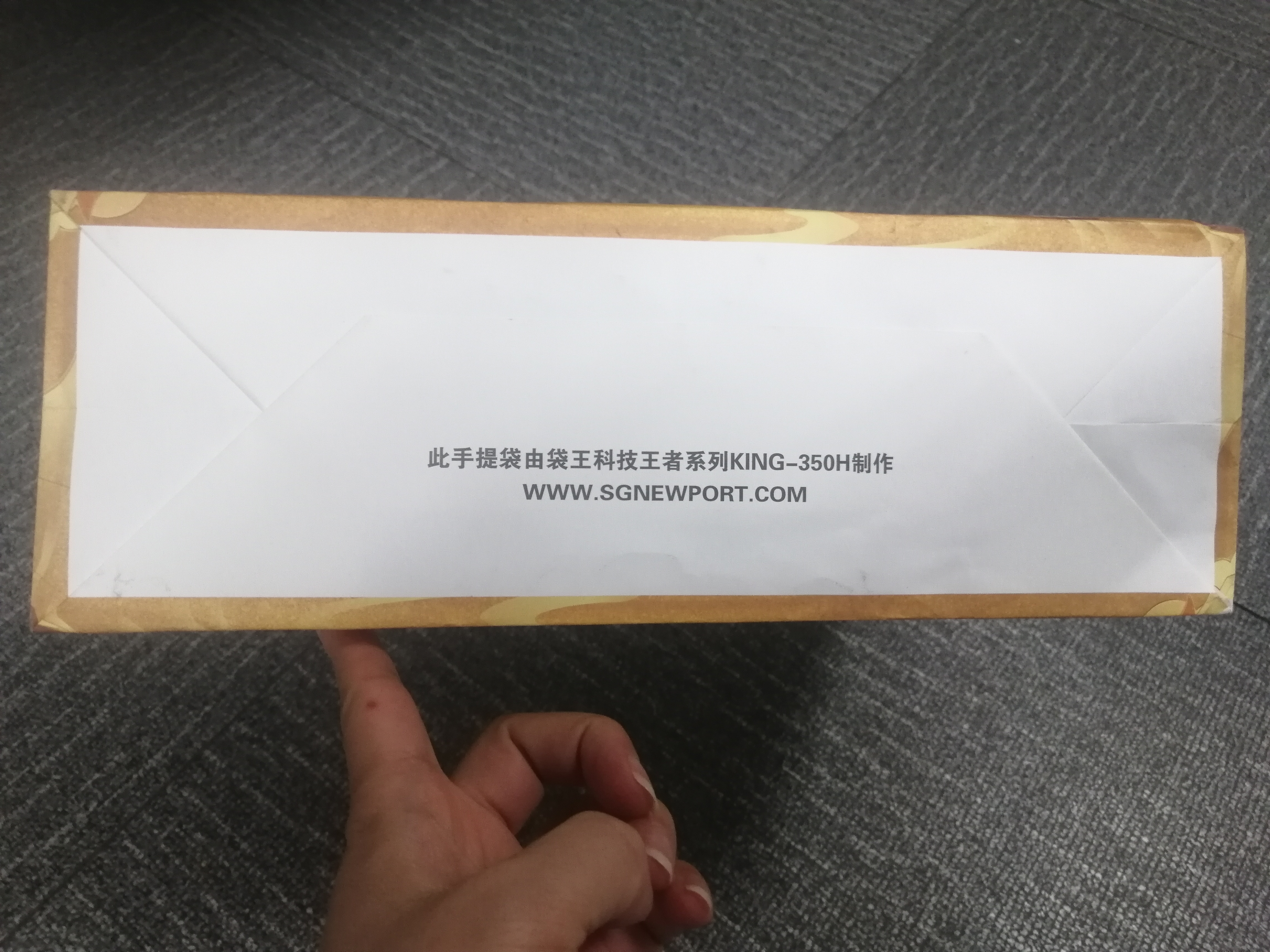 Ventas al por mayor Logotipo personalizado Impreso Barato Reciclado Para llevar Envasado de alimentos Compras Bolsa de papel marrón con asas torcidas / planas