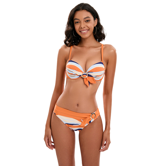 ʻO nā wahine wahine e paʻi i ka hoʻonohonoho Bikini Stand