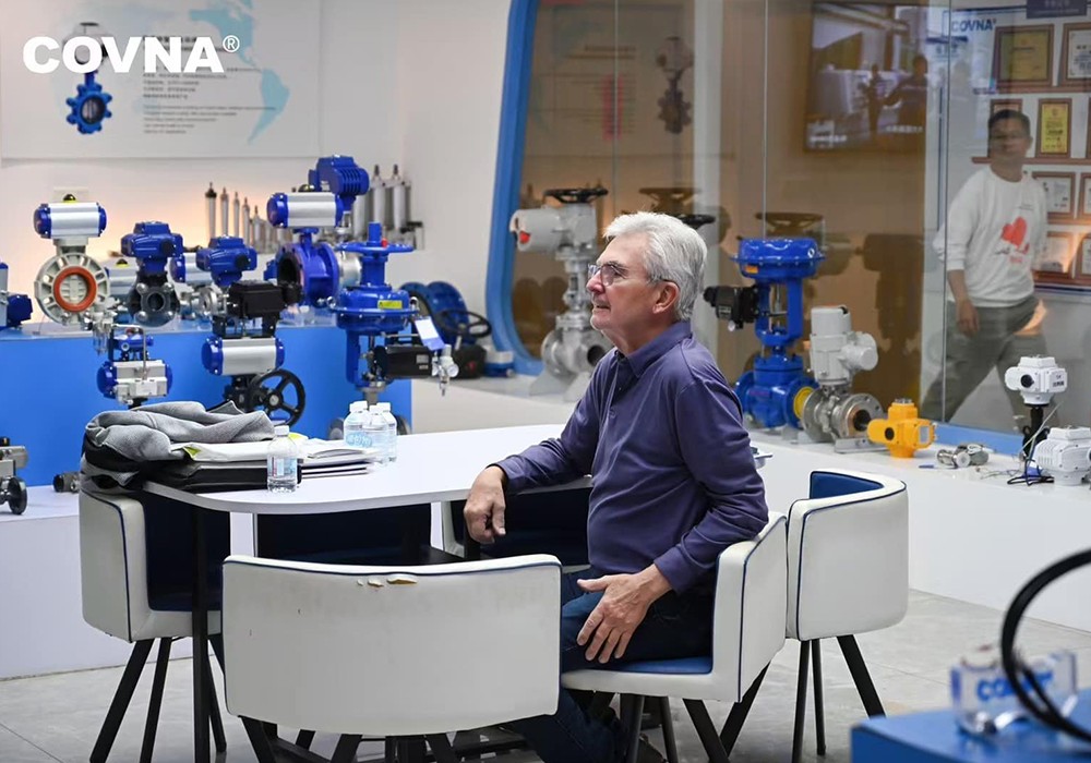 US Client Visits COVNA to Confirm Ball Valve Order and Explore Factory Capabilities2 ลูกค้าในสหรัฐฯ เยี่ยมชม COVNA เพื่อยืนยันคำสั่งซื้อบอลวาล์วและสำรวจความสามารถของโรงงาน2