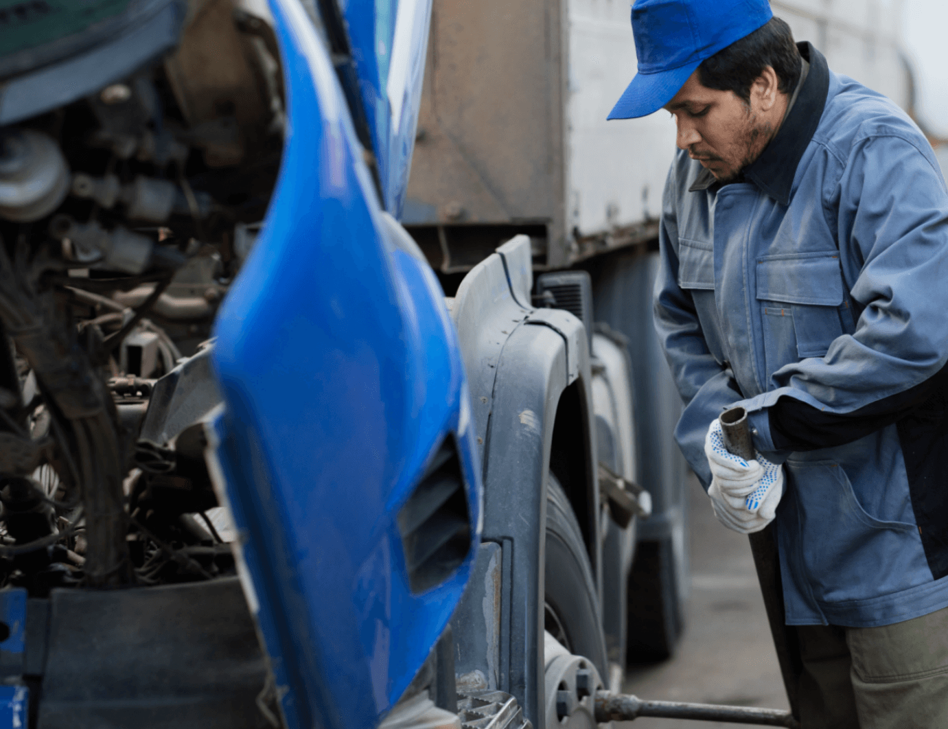 tecnico che ispeziona il sistema di accensione del veicolo per la sostituzione