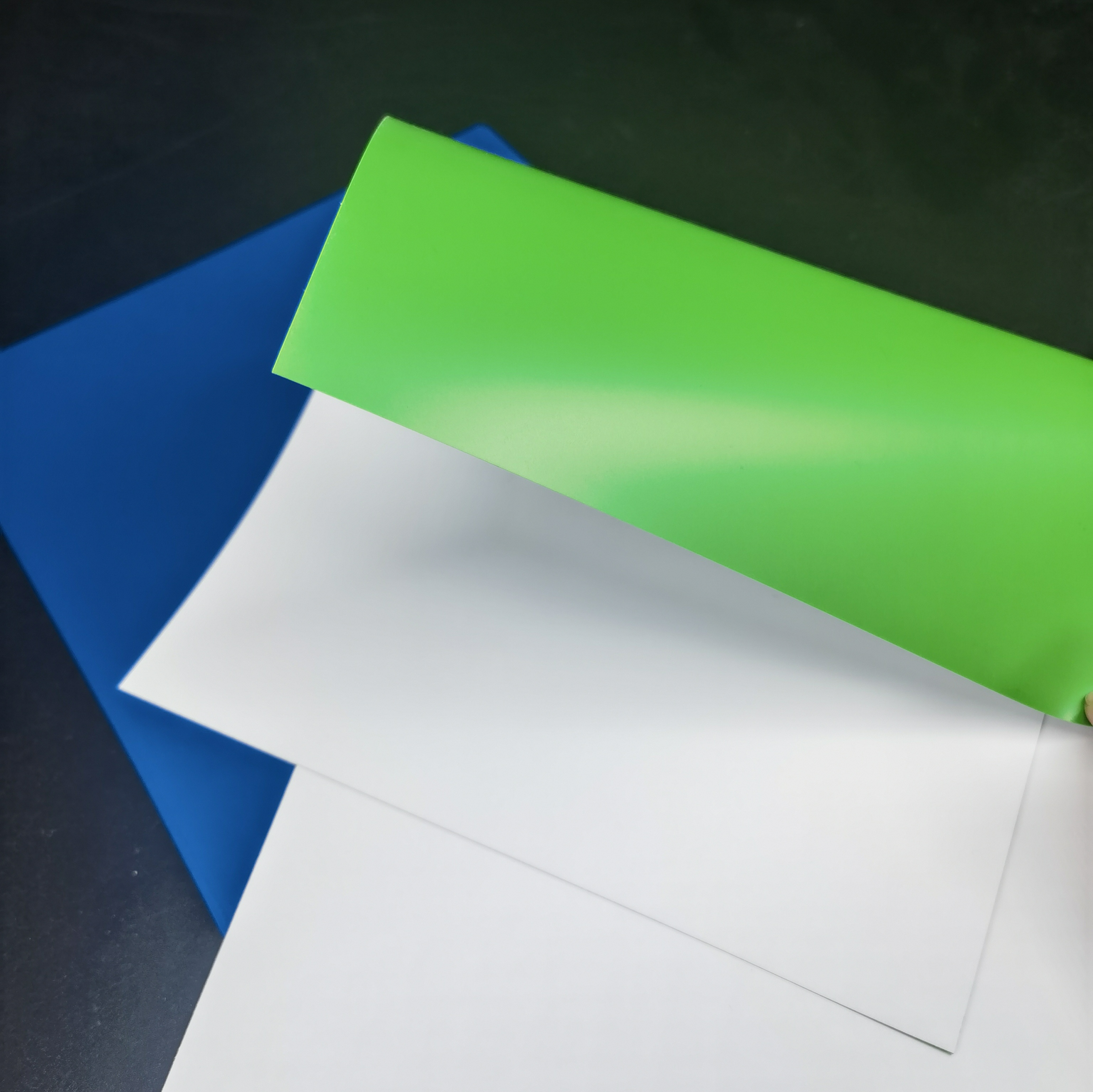 planeitatea stratului de acoperire și detaliile de stratificare a materialului foliei de miez din PVC