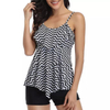 Tankini mulieres natat nigrum