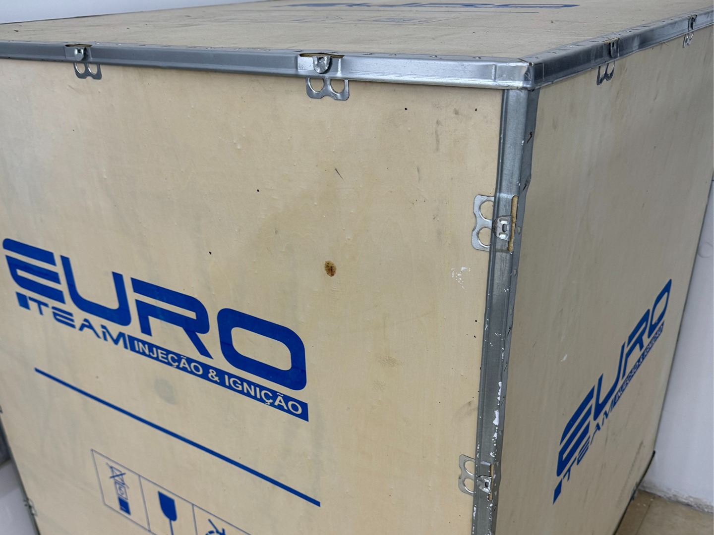 montaż turbosprężarki ręką w rękawiczce, prezentujący profesjonalizm 