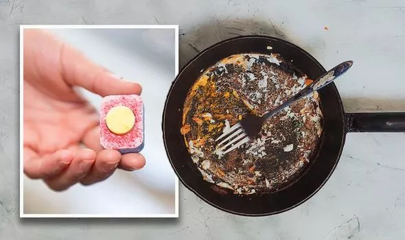 Como limpar uma panela queimada