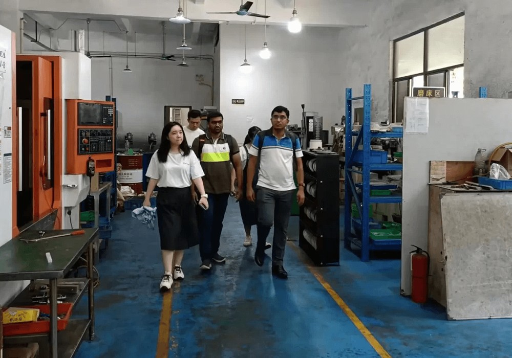 Pelanggan India Melawat COVNA untuk Memuktamadkan Pesanan Mini Injap Bola Bermotor1