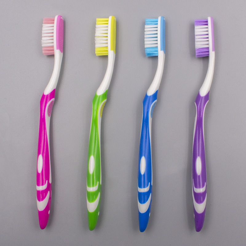 Cepillo de dientes para adultos con diseño abocinado