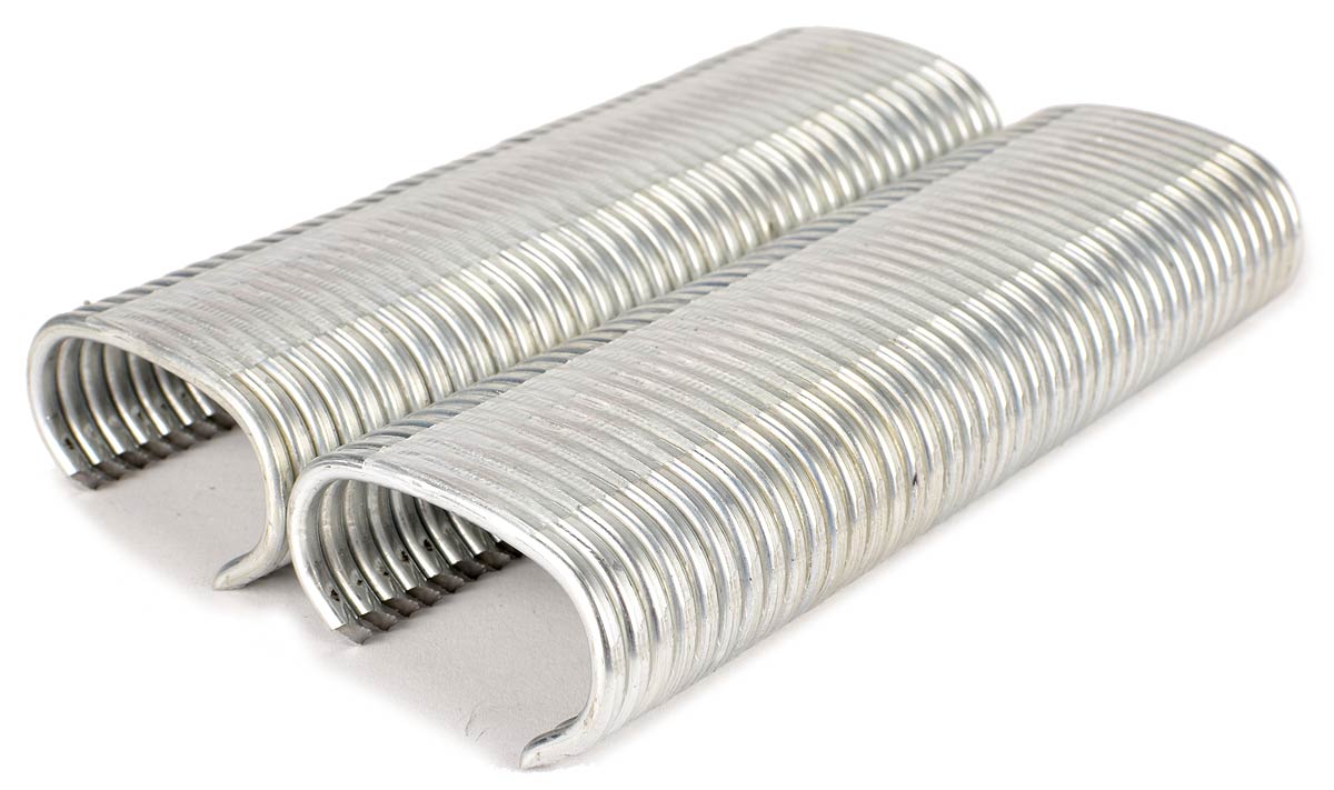 Close-up de an&eacute;is de porco galvanizados por imers&atilde;o a quente 11GA C45 com ponta afiada