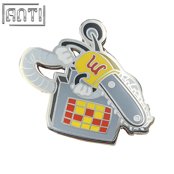 Cool Silver Chainsaw Graphic Badge Cartoon With High Quality Fun Design Silver Metal Hard Enamel Zinc Alloy Lapel Pin