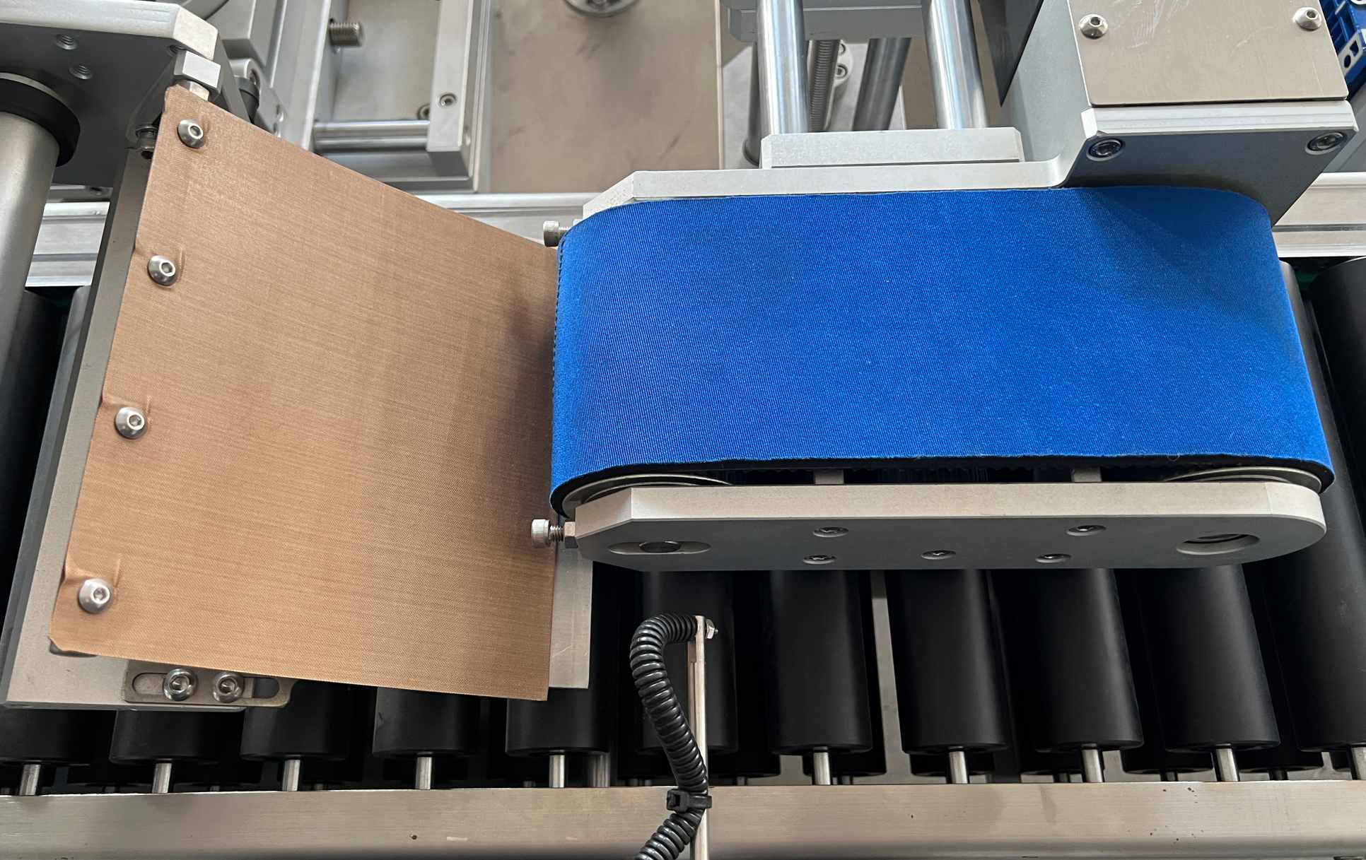 Machine d'&eacute;tiquetage automatique de bouteilles rondes horizontales pour petites bouteilles
