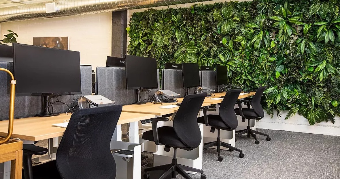Estaci&oacute;n de trabajo de oficina empresarial con escritorios ergon&oacute;micos, sillas de oficina, monitores y dise&ntilde;o de espacio de trabajo colaborativo