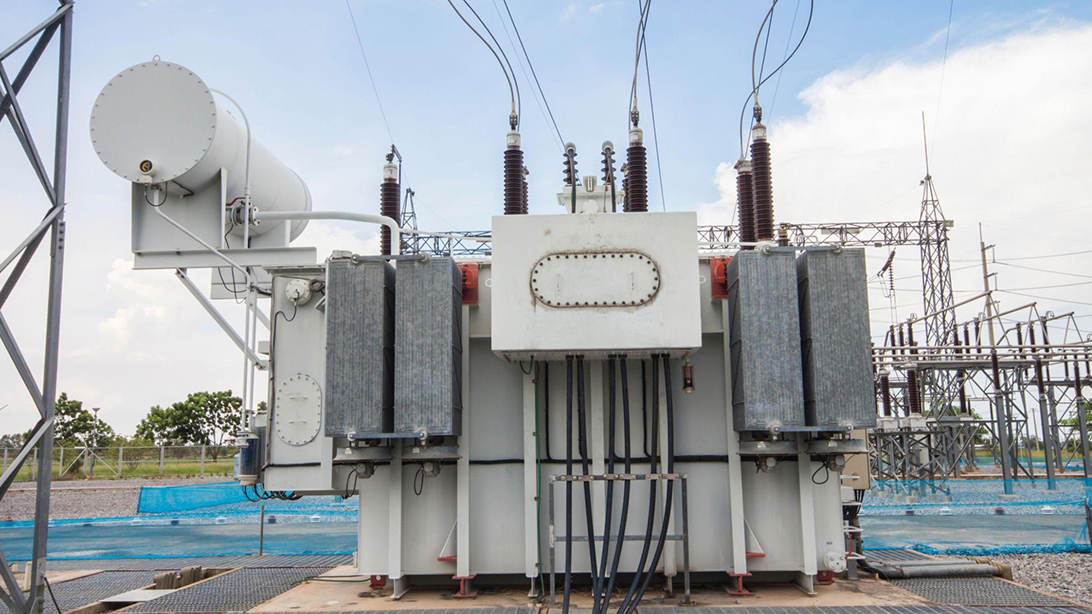 Transformador de pot&ecirc;ncia externo imerso em &oacute;leo com radiadores, conservador e conex&otilde;es de cabos