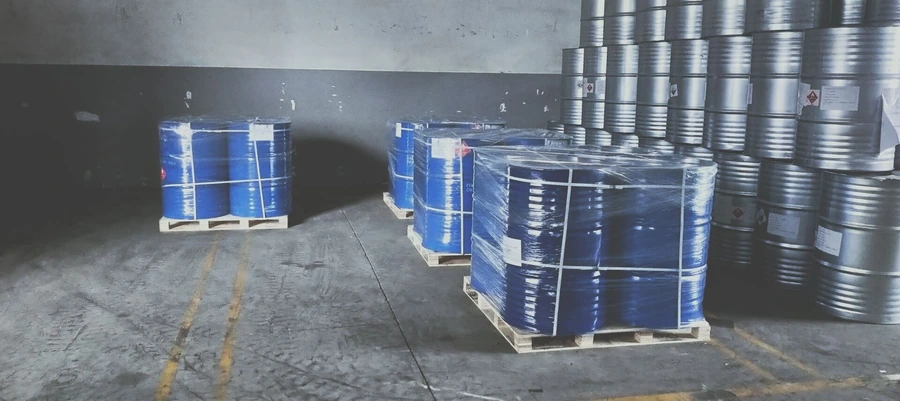 Chemick&eacute; sudy Acetyl Tributyl Citrate ATBC uložen&eacute; na palet&aacute;ch ve skladu