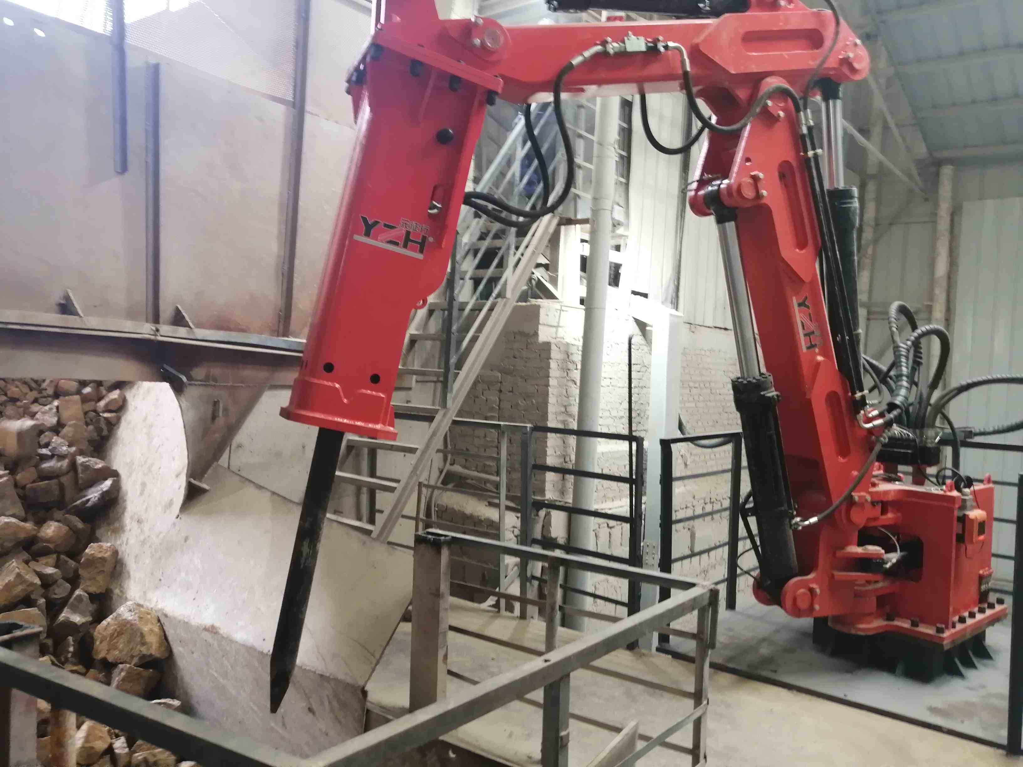 Το BC950 Διόρθωσε το Rockbreaker Boom για αποτελεσματικό κατακερματισμό βασάλτη στην Ινδονησία
