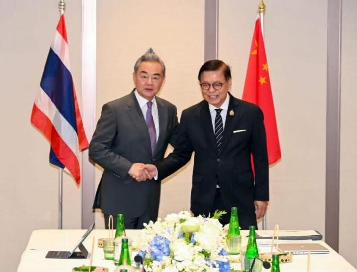 Los representantes de China y Tailandia se estrecharon afectuosamente las manos.