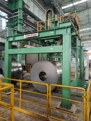 Acero industrial de alta resistencia Fleje fabricado por Juhong Packing Materials, mostrado funcionando sin problemas en un sistema autom&aacute;tico Fleje Kohan Kogyo de alta resistencia.
