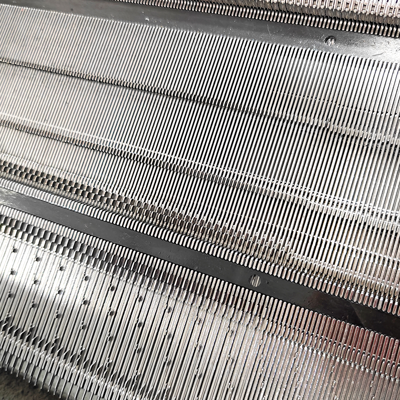 Machine &agrave; tricoter par insertion