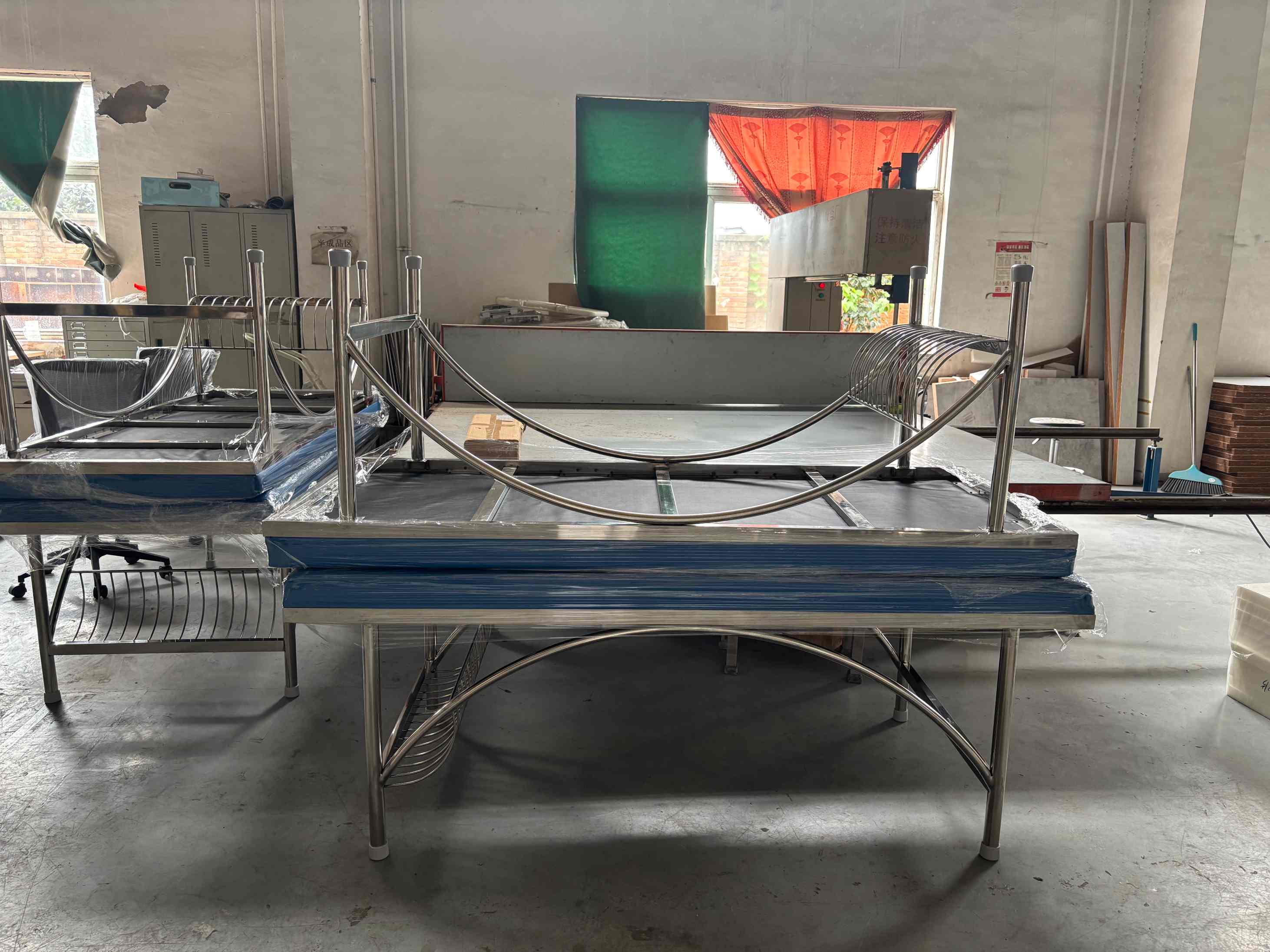 Penembakan sebenarnya dari pabrik tempat tidur perawatan medis