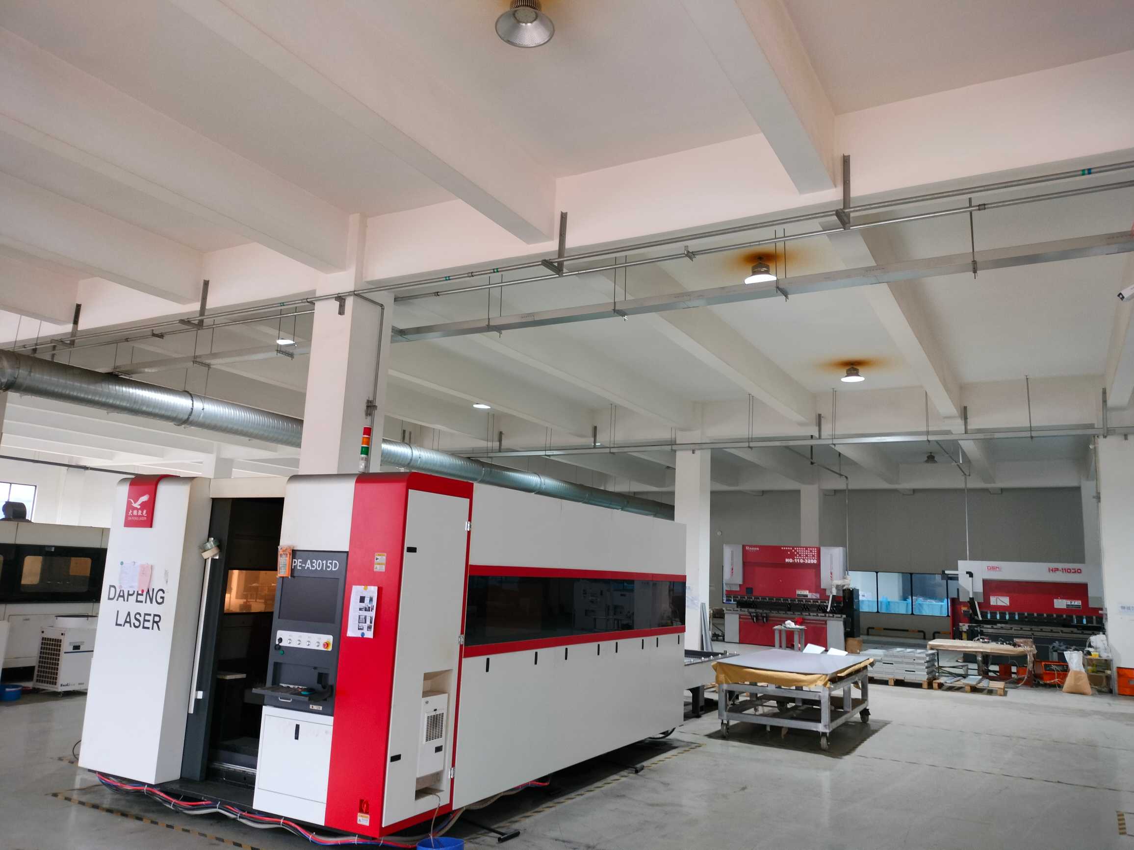 Deshengxin sheet metal fabrication workshop — laser cutting and material unloading equipment for EFU/FFU frame production, full-chain cleanroom equipment manufacturing