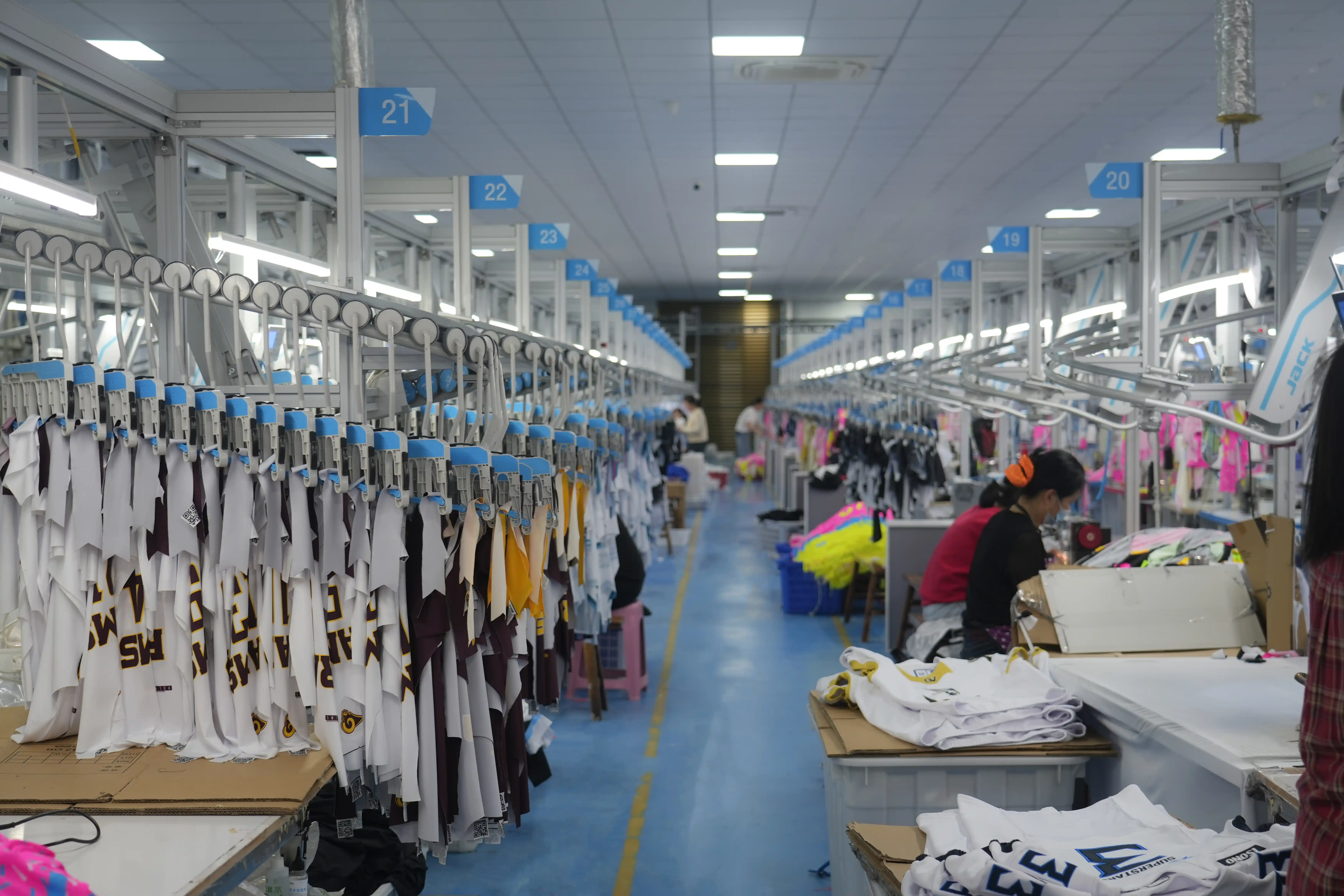 L&iacute;nea de producci&oacute;n de costura colgante de Ljvogues