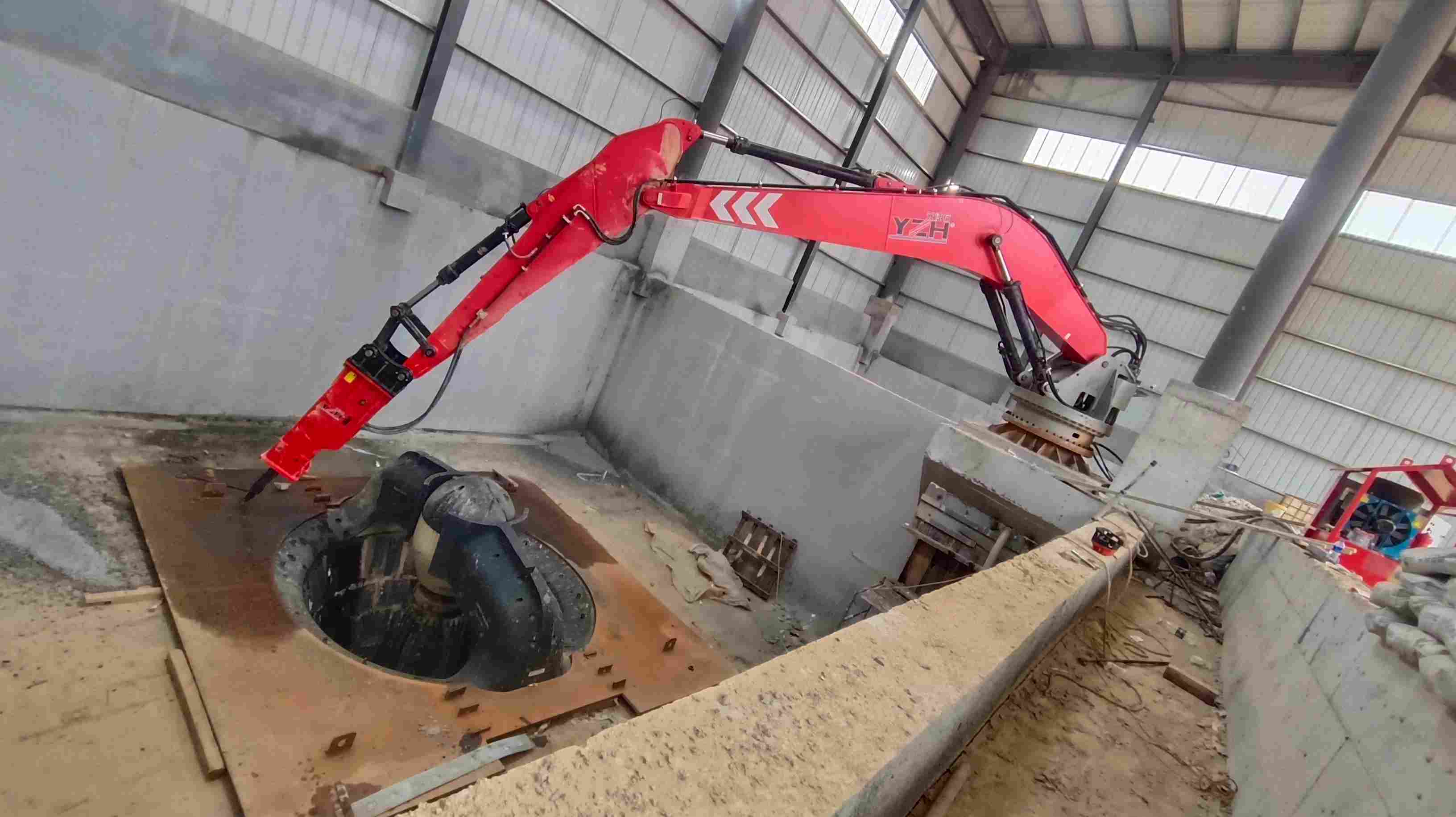H&auml;lt Indonesiens Zuschlagstofflinien am Laufen: Der feste hydraulische Steinbrecher WHB750 in Aktion
