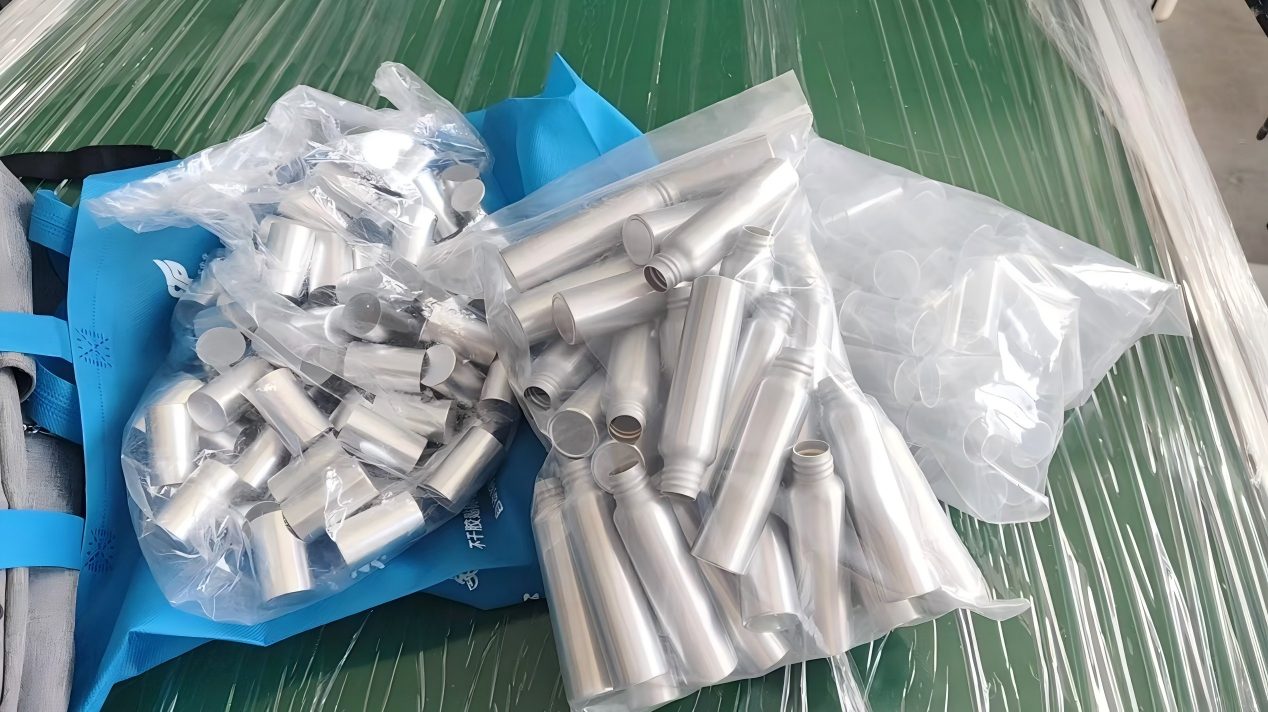 M&aacute;y d&aacute;n nh&atilde;n chai tr&ograve;n ngang để lau k&iacute;nh