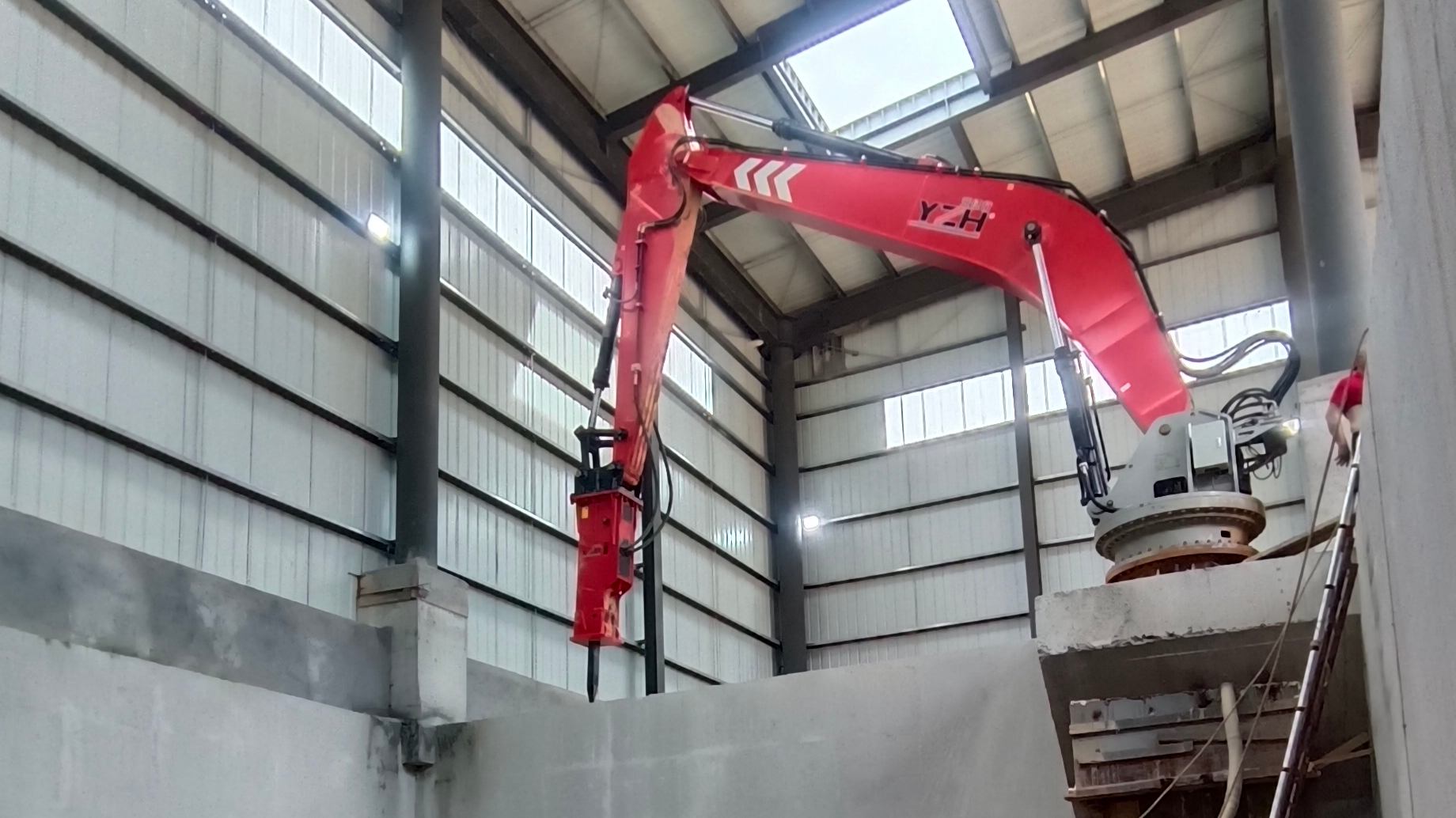 H&auml;lt Indonesiens Zuschlagstofflinien am Laufen: Der feste hydraulische Steinbrecher WHB750 in Aktion