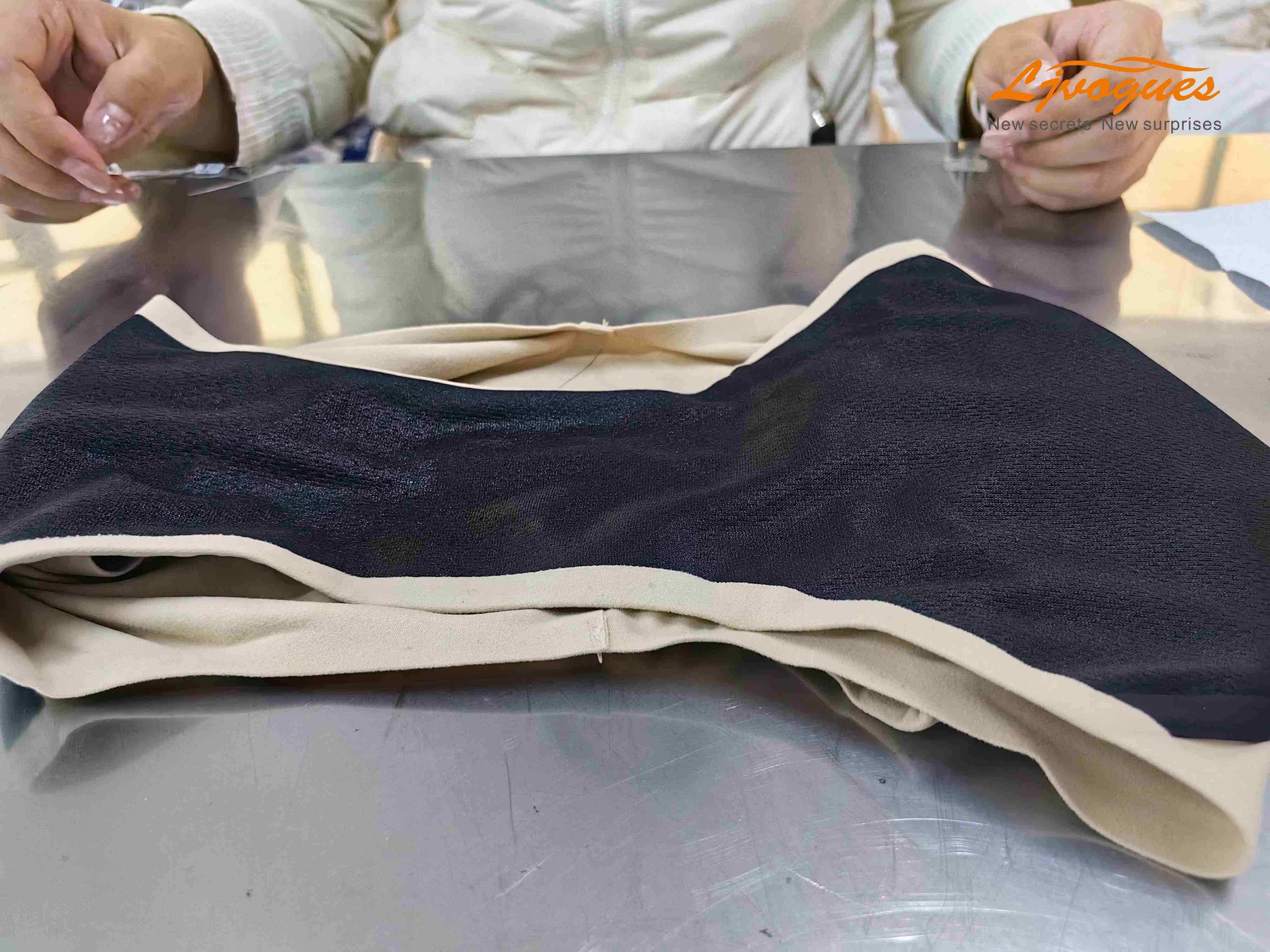 Monstertesten v&oacute;&oacute;r de productie van menstruatiebadkleding